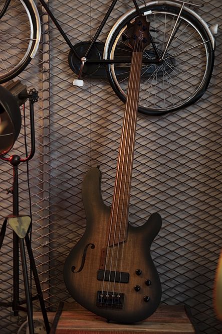 Hovedbilde Cort B4FL MHPZ Fretless